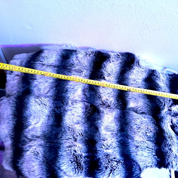 Rachel Zoe women faux fur vest. - Picture 6 of 6